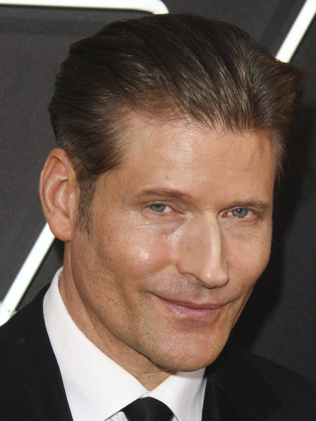 How tall is Crispin Glover?